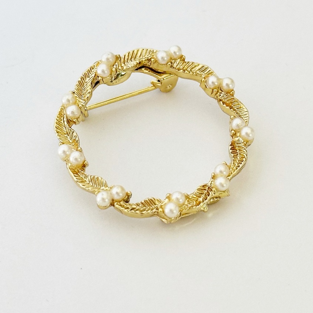 Vintage Faux Pearls and Gold Tone Leaf Vine Wreath Style Brooch Pin Gerry’s